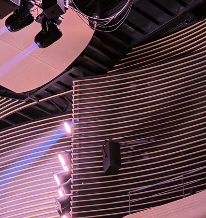 '나이토그래피(Nightography)' 기능. 음영이 도드라진 무대 장치의 질감 확인이 가능하다.ⓒ데일리안 조인영 기자