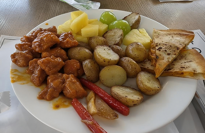 '포토 어시스트(Photo Assist)' 기능. 절반 이상 비워낸 접시 사진을 남은 음식을 토대로 원래대로 복원한 모습. 완성도는 다소 떨어졌다.AI 이미지