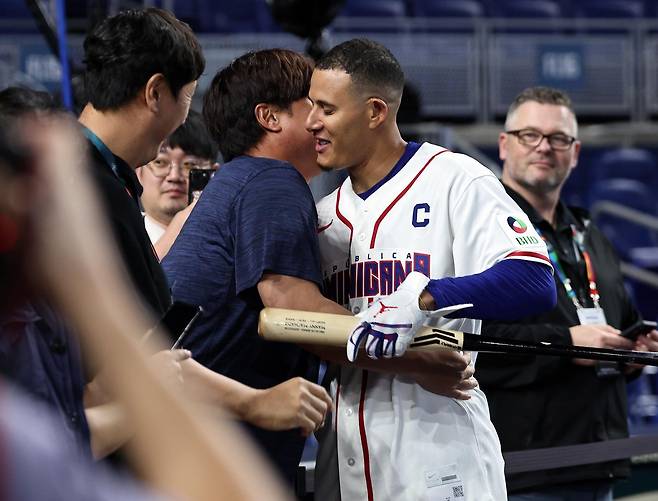 대한민국 류현진과 도미니카공화국 매니 마차도가 12일 오후(현지시간) 미국 플로리다주 마이애미 론디포파크에서 2026 월드베이스볼클래식(WBC) 8강전을 앞두고 만나 포옹하고 있다. 2026.3.13 ⓒ 뉴스1