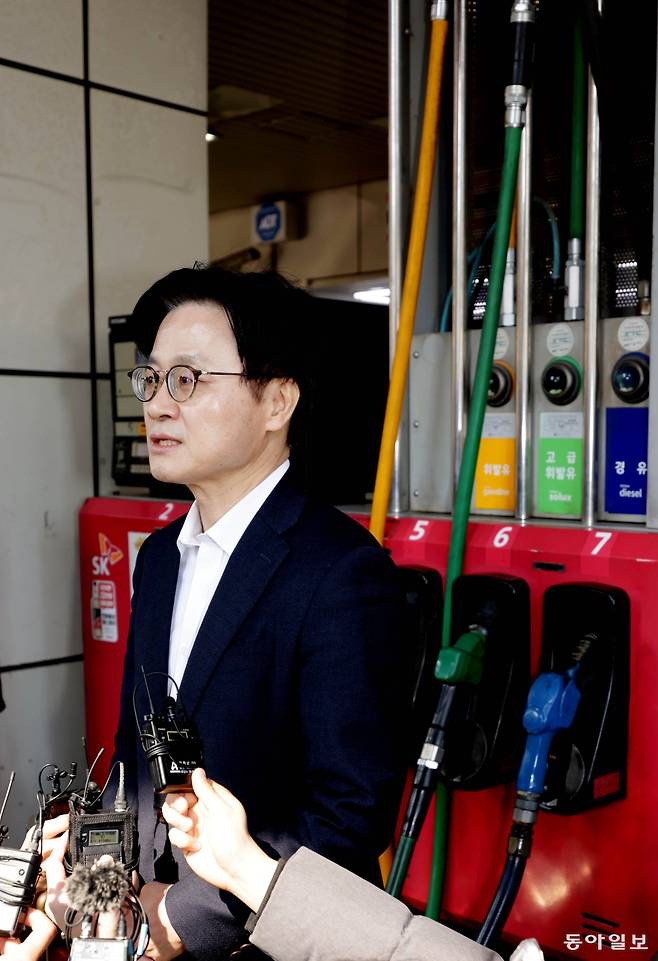 석유최고가격제 시행 첫날인 13일 오전 김정관 산업통상부 장관이 서울 마포구 SK에너지 직영 주유소를 방문해 한국석유관리원 직원들이 정량검사 모습을 살펴 본 후 회견을 하고 있다. 변영욱 기자 cut@donga.com