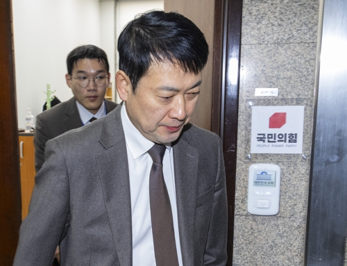 ‘절윤 결의문’의 진정성을 위한 후속 조치를 놓고 오세훈 서울시장과 팽팽한 기 싸움 중인 국민의힘 장동혁 대표가 13일 국회 당 대표실에 출근해 업무를 본 뒤 개인 용무를 위해 이동하고 있다. [연합뉴스]