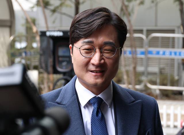 6·3 지방선거 대전시장에 도전하는 더불어민주당 장철민 의원이 23일 서울 영등포구 여의도 더불어민주당 중앙당사에서 열린 광역단체장 후보 면접에 참석하며 취재진 질문에 답하고 있다. [연합뉴스]