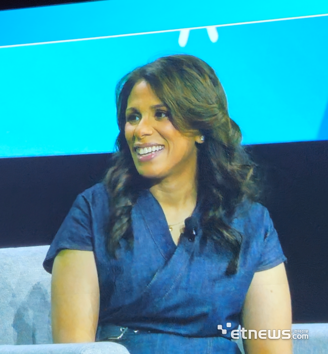 섬벌 데사이(Sumbul Desai) 애플 헬스·피트니스 담당 부사장이 12일(현지시간) 미국 라스베이거스에서 열린 세계 최대 의료 AI 컨퍼런스 HIMSS 2026에서 대담 형식의 기조연설을 하고 있다. (사진=배옥진)