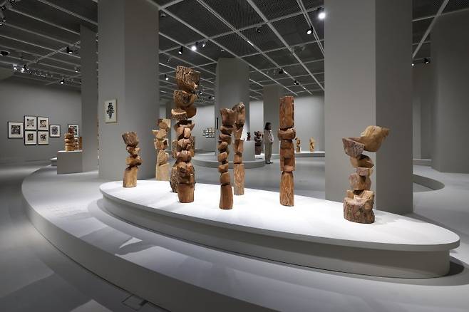 호암미술관이 한국 여성 조각 1세대를 대표하는 김윤신의 70여 년에 걸친 삶과 예술세계를 조명하는 첫 대규모 회고전 '김윤신: 합이합일 분이분일'을 열고 작가의 주요 작품을 선보이고 있다. 뉴시스