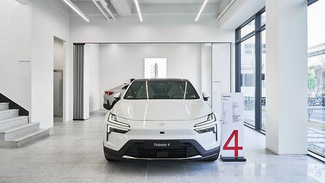 대구광역시 수성구에 위치한 폴스타 코리아의 전시장 '스페이스 대구'에 마련된 프리미엄 전기차 SUV 폴스타4의 모습. 사진=폴스타 코리아 제공