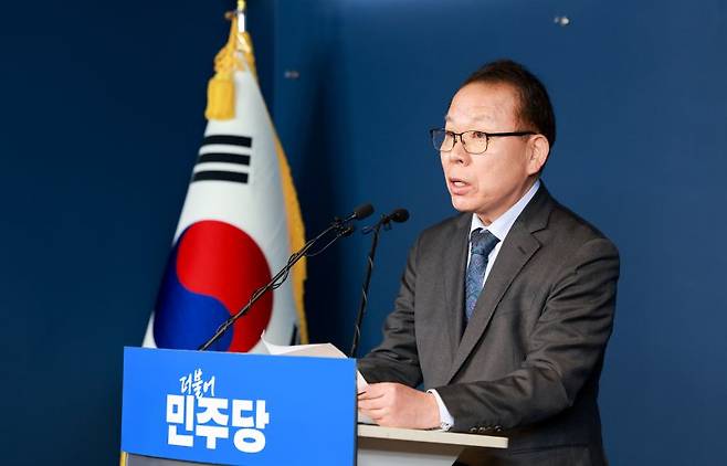 김이수 중앙당 공천관리위원장이 13일 서울 여의도 더불어민주당 중앙당사에서 공천 관련 심사 결과를 발표하고 있다. 뉴스1