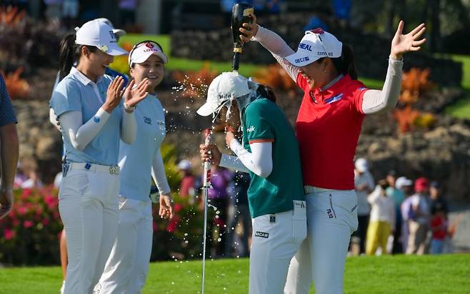 이미향이 8일(현지 시간) 중국 하이난성 링수이의 지안 레이크 블루베이 골프클럽에서 열린 미국여자프로골프(LPGA) 투어 블루베이 LPGA에서 우승한 후 김아림(오른쪽)으로부터 축하 세례를 받고 있다. 이미향은 최종 합계 11언더파 277타로 우승, 약 9년 만에 정상에 올랐다.뉴시스