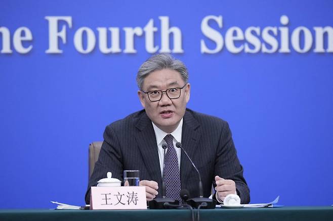 중국 상무부의 왕웬타오 상무부장(장관)이 6일 중국 베이징에서 기자회견을 하고 있다.AFP연합뉴스