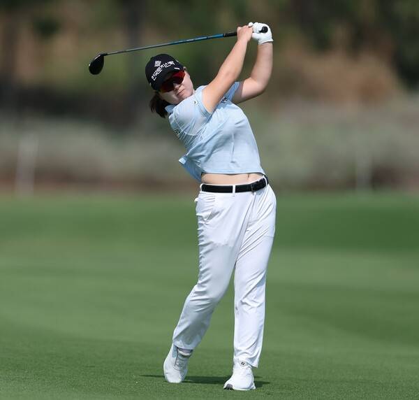 유현조, 노승희 프로와 함께 한국여자프로골프(KLPGA) 투어 2026시즌 첫 대회인 '신설 대회' 리쥬란 챔피언십에 출전한 홍정민 프로가 2라운드에서 경기하는 모습이다. 사진제공=KLPGA (사진을 무단으로 사용하지 마십시오.)
