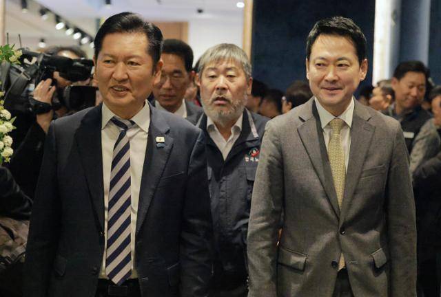 정청래(왼쪽) 더불어민주당 대표와 장동혁 국민의힘 대표가 10일 오전 서울 여의도 한국노총 5층 웨딩여율리에서 열린 한국노총 창립 제80주년 기념식에 참석하고 있다. 뉴스1