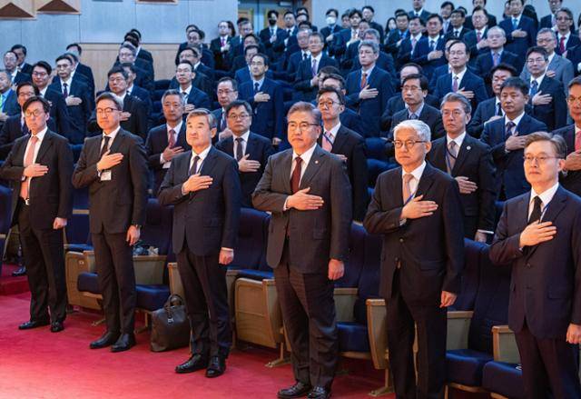 2023년 3월 27일 열린 재외 공관장 회의에서 당시 공관장들이 국기에 대한 경례를 하고 있다. 연합뉴스