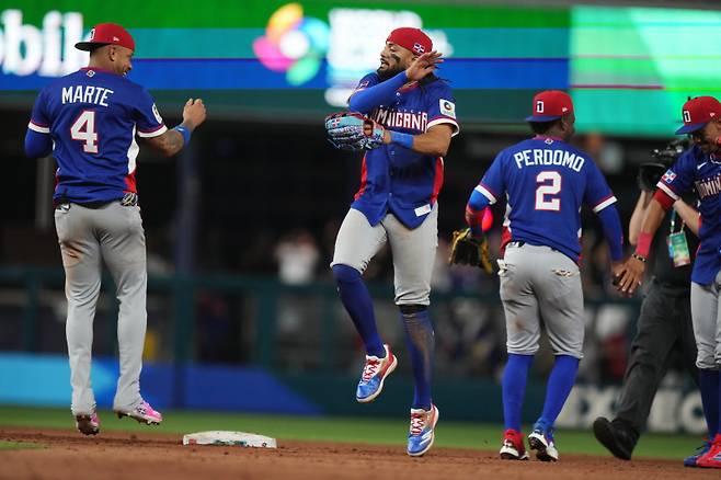 <yonhap photo-4801="">도미니카공화국 선수단이 12일(한국시간) 베네수엘라전에 승리 후 기뻐하고 있다. AP=연합뉴스 <저작권자 ⓒ 1980~2026 ㈜연합뉴스. 무단 전재 재배포 금지, AI 학습 및 활용 금지></yonhap>