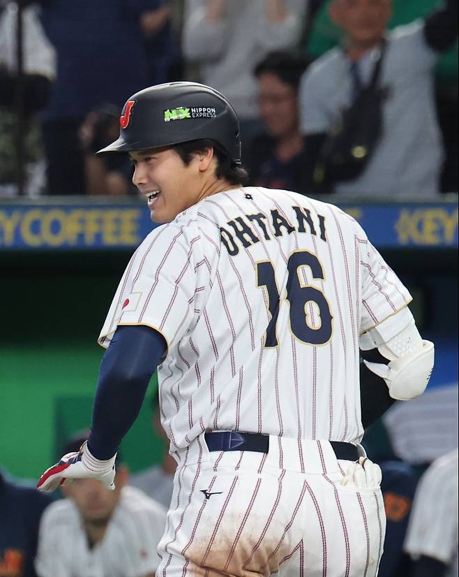 <yonhap photo-5116="">7일 일본 도쿄돔에서 열린 2026 월드베이스볼클래식(WBC) 조별리그 C조 2차전 대한민국과 일본의 경기. 3회말 1사 일본 오타니 쇼헤이가 솔로 홈런을 친 뒤 기뻐하고 있다. [사진=연합뉴스]</yonhap>