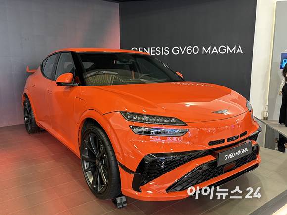 SK온이 12일 인터배터리 2026 전시관 내 전시한 현대자동차 제네시스 GV60 마그마와 해당 차량에 탑재된 파우치형 배터리셀 모습. [사진=권서아 기자]