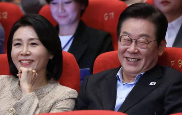 이 대통령 부부가 부산국제영화제 찾아 '극장의 시간들' 관람하고 있다. [사진=연합뉴스]