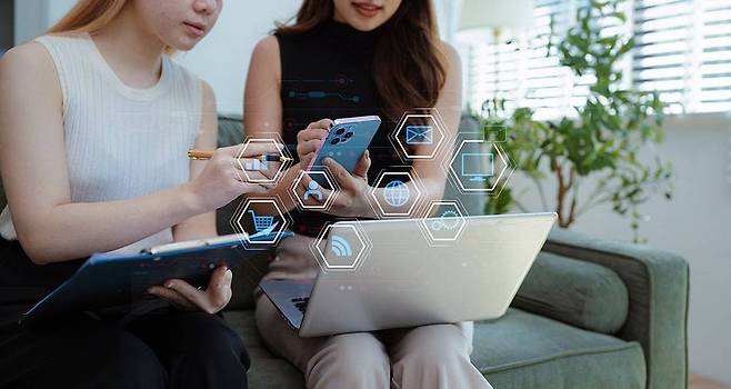 이더넷 연결이 어렵거나 소형 장비 중심이라면 와이파이가 유리하다 / 출처=셔터스톡