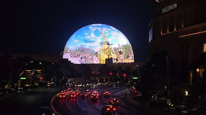 라스베이거스의 명물 ‘스피어’의 외관. 구형 건물을 뒤덮은 LED 화면이 시시각각 변한다. 정진호 기자