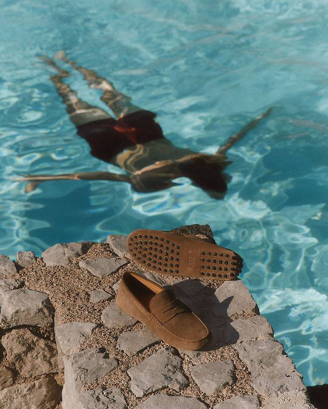 고미노 슈즈를 벗어 놓은 채 수영을 즐기는 여유로운 순간을 포착한 캠페인 이미지. 사진 토즈
