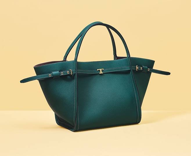 이번 시즌 새롭게 선보이는 ‘뉴 T 타임리스 쇼퍼 백’의 디테일. 사진 토즈