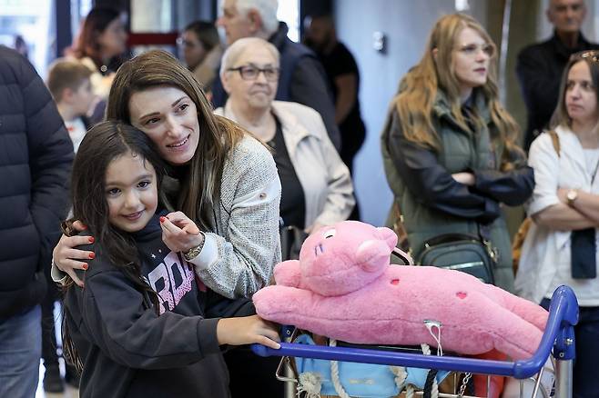 지난 6일(현지시간) 보스니아 사라예보 국제공항에서 두바이에서 대피한 가족을 기다리는 시민들이 공항 도착장을 바라보고 있다. 중동 전쟁 격화로 두바이 체류 외국인들의 귀국 행렬이 이어지고 있다. AP=연합뉴스