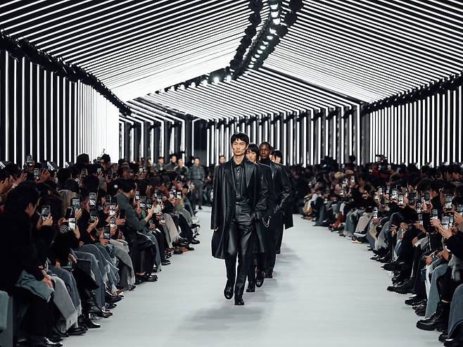 이번 행사의 피날레 장면. 절제된 선과 컬러와 대비되는 소재의 혁신이 돋보였다. ⓒKaito Chiba