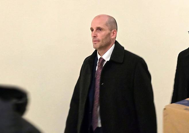 해롤드 로저스 한국 쿠팡 임시대표가 지난달 23일(현지시간) 워싱턴DC 의사당에서 열린 한국의 쿠팡 차별 대우에 대한 미 하원 조사에서 증언한 후 귀가하고 있다. 뉴스1