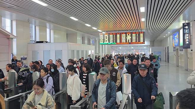 12일 오후 중국 랴오닝성 단둥 기차역에서 평양발 여객 열차에 탑승했던 승객들이 출구로 나서고 있다. 사진 이도성 특파원