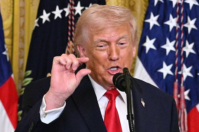 도널드 트럼프 미국 대통령이 12일(현지시간) 워싱턴 백악관에서 열린 여성의 달 역사 행사에서 연설하고 있다. 트럼프 대통령은 유가 인상에 따른 부정 여론이 급격히 확대되는 가운데, 기름값은 "평화를 위한 아주 작은 대가"라는 주장을 이어가고 있다. AFP=연합뉴스