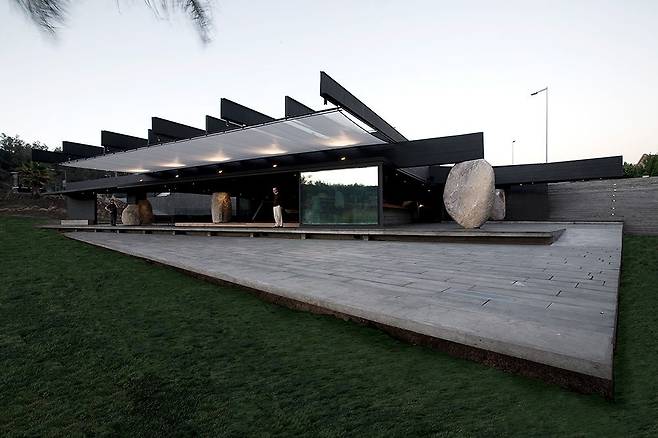 지역 채석장에서 가져온 바위들을 활용한 칠레 산티아고의 ‘레스토랑 메스티소’ 사진 Gonzalo Puga