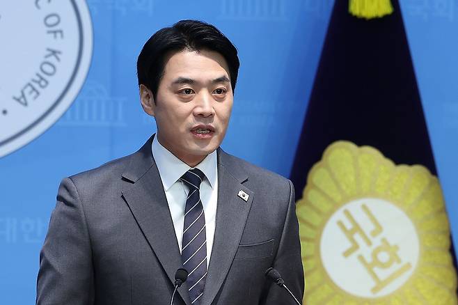 한준호 더불어민주당 의원이 2월 12일 서울 여의도 국회 소통관에서 경기도지사 출마 기자회견을 하고 있다. 뉴스1