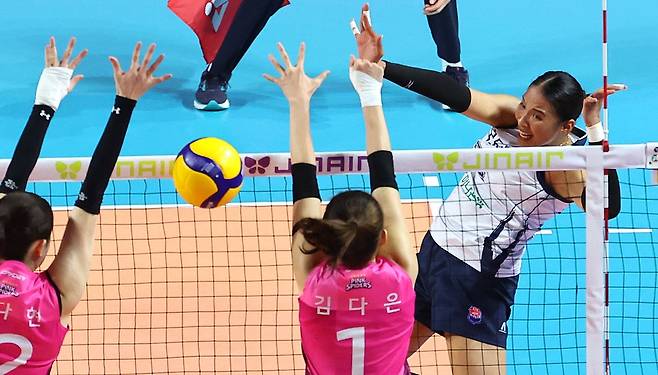 공격하는 타나차   (인천=연합뉴스) 임순석 기자 = 14일 인천 삼산월드체육관에서 열린 프로배구 V리그 여자부 흥국생명과 한국도로공사의 경기. 한국도로공사 타나차가 공격하고 있다. 2026.1.14   soonseok02@yna.co.kr (끝)  〈저작권자(c) 연합뉴스, 무단 전재-재배포, AI 학습 및 활용 금지〉