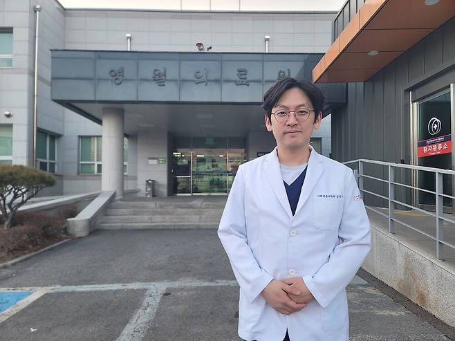 ▲ 김종수 영월의료원 진료부장이 지난달 19일 본지와 인터뷰를 갖고 영월의료원 앞에서 사진촬영을 했다. 영월이 고향인 그는 ‘영월지역 유일의 마취과 의사’다.
