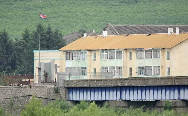 중국 지린성 북중 접경 지역에서 북한 군인들이 다리를 감시하는 모습 (2024년 7월, 로이터)