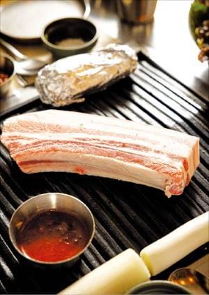 듀록 품종의 돼지를 사용한 삼겹살 구이로 금돼지식당의 대표 메뉴다. /스튜디오텐 박충열