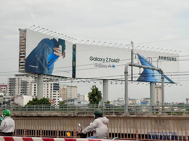 지난 4일(현지시간) 베트남 호찌민시 빈탄군 사이공교 후텍기술대학교 방면 대형 옥외광고판에 삼성전자 폴더블 스마트폰 '갤럭시Z폴드7' 광고가 진행되고 있다. 사진=김대영 기자