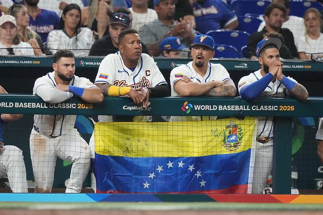12일 도미니카공화국과 2026 월드베이스볼클래식 조별리그 D조 최종전에서 경기를 지켜보는 베네수엘라 선수들.  마이애미 | AP연합뉴스