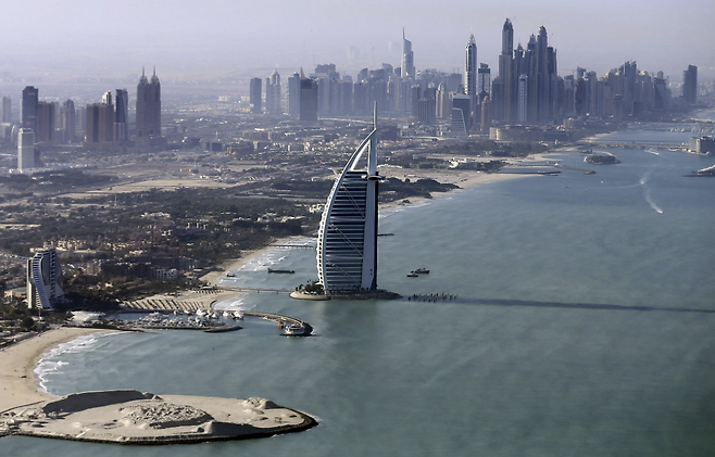 아랍에미리트연합(UAE) 최대 도시 두바이의 랜드마크인 ‘부르즈 알 아랍’ 호텔. 로이터연합뉴스