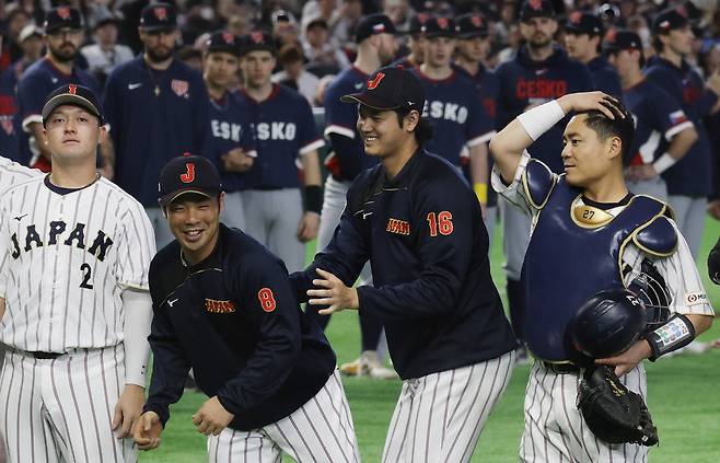 체코전 승리로 조별리그 전승을 기록한 뒤 기뻐하는 일본 야구 대표팀 선수들.  로이터연합뉴스