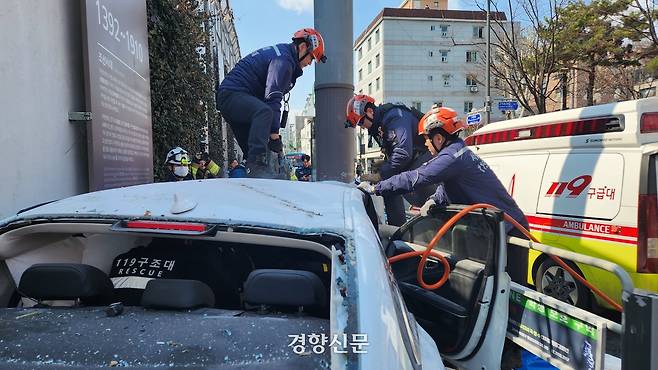 서울 강동소방서 관계자들이 지난 12일 서울 강동구 택시 사고 현장에서 구조작업을 벌이고 있다. 서울 강동소방서 제공