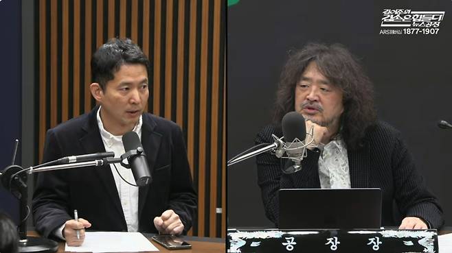 MBC 기자 출신 유튜버 장인수씨(왼쪽)가 지난 10일  김어준씨의 유튜브 방송 <김어준의 겸손은 힘들다 뉴스공장>에 출연해 이재명 대통령의 최측근인 정부 고위 관계자가 이 대통령 사건 공소취소와 검찰개혁 입법을 거래했다는 취지의 의혹을 제기하고 있다. 유튜브 화면 갈무리