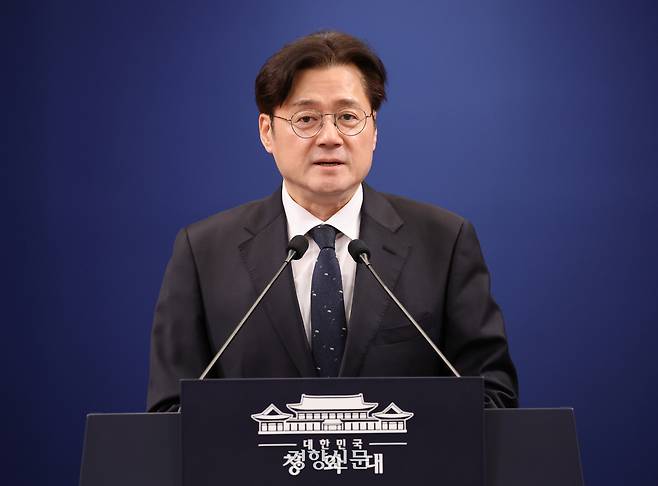 홍익표 청와대 정무수석이 지난달 12일 청와대 춘추관 브리핑룸에서 대통령과 여야 양당대표 오찬회동 취소 관련 브리핑을 하고 있다. 김창길 기자