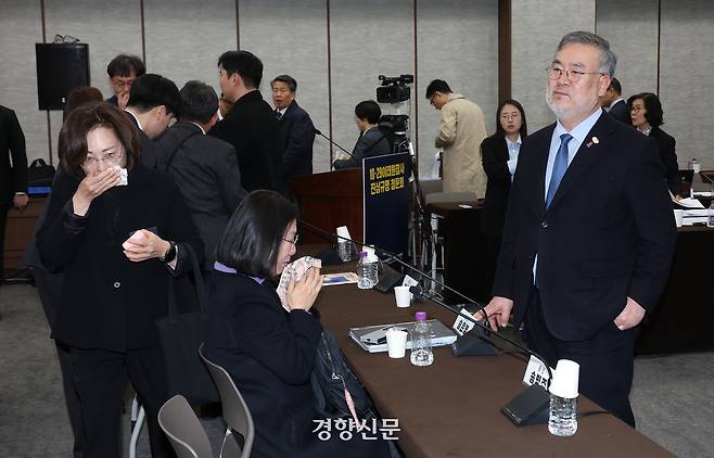 13일 서울 중구 은행회관에서 열린 10·29 이태원참사 진상규명 청문회 종료 후 송기춘 이태원 참사 특조위원장(오른쪽)이 박희영 용산구청장과 송은영 이태원역장의 자리를 찾아와 이야기하고 있다.