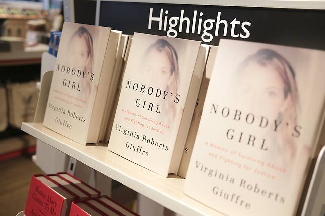 지난해 10월 21일(현지시간) 영국 런던의 포일스 서점에  버지니아 주프레의 사후 회고록 ‘노바디스 걸’이 출간되어 있다. 게티이미지