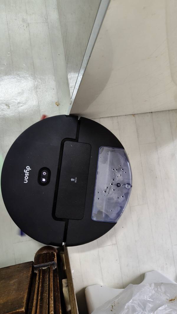 다이슨 스팟앤스크럽 Ai 로봇청소기가 좁은 곳을 통과했다. 정옥재 기자