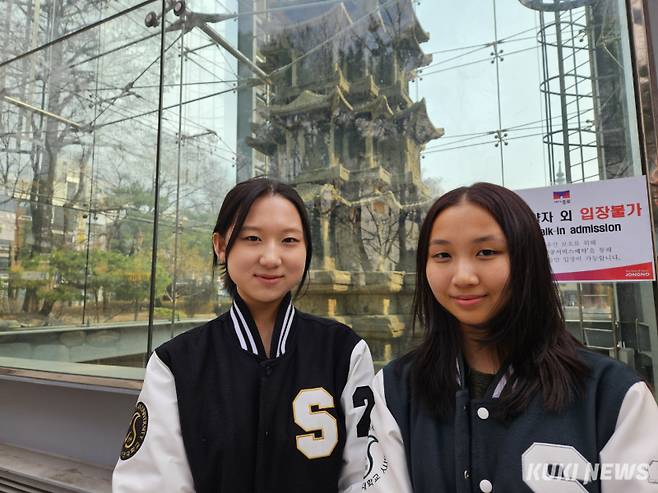 원각사지 십층석탑 해설을 맡은 성균관대 동아리 ‘역사좀아일’ 팀 양서연(왼쪽), 박경은씨. 서지영 기자