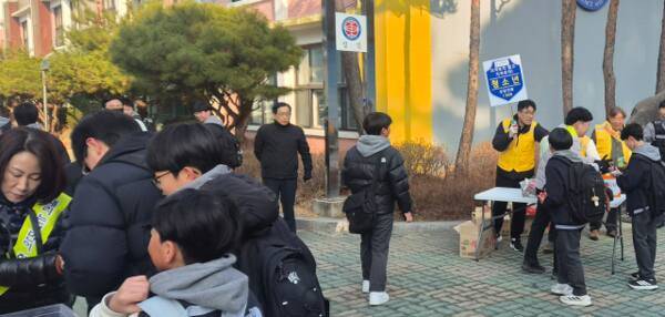 포천 일동면 청소년지도협의회는 일동중학교 정문에서 학교폭력 예방과 복지 사각지대 청소년 발굴을 위한 캠페인을 실시하고 있다. 포천시 제공