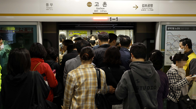 사람이 붐비는 오전 출근길 첨두시간에 고촌역을 이용하는 승객들이 열차에 탑승하지 못하고 있다. [김호영 기자]