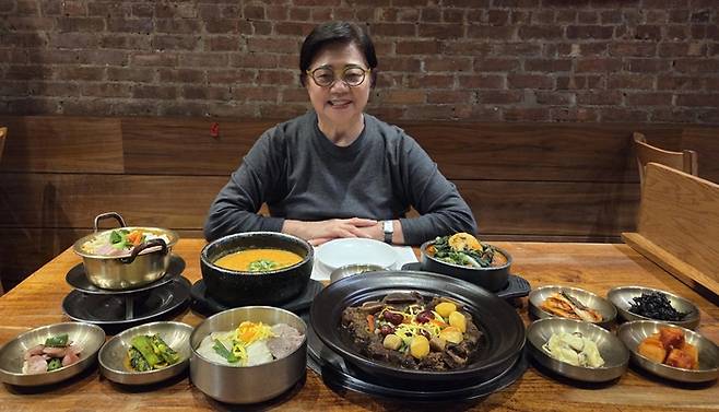 박혜화 더큰집 사장이 더큰집에서 판매하는 여러 음식 앞에서 포즈를 취하고 있다. <신수현 기자>