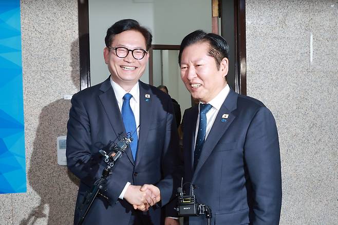 송영길 전 더불어민주당 대표가 지난 5일 국회에서 민주당 정청래 대표와 면담한 뒤 함께 당대표실에서 나오고 있다. [연합뉴스]