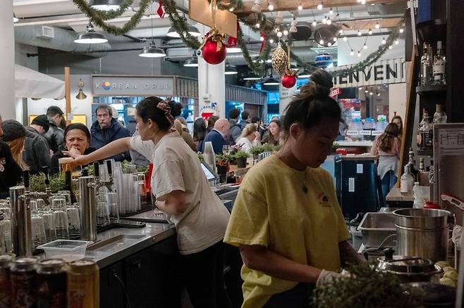 뉴욕 한 식당에서 일하고 있는 여성 노동자들. AFP연합뉴스